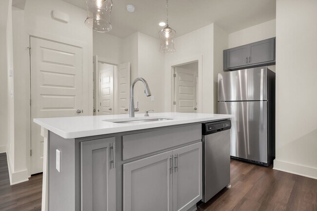 Building Photo - One Bedroom Cottage with Fenced Backyard!