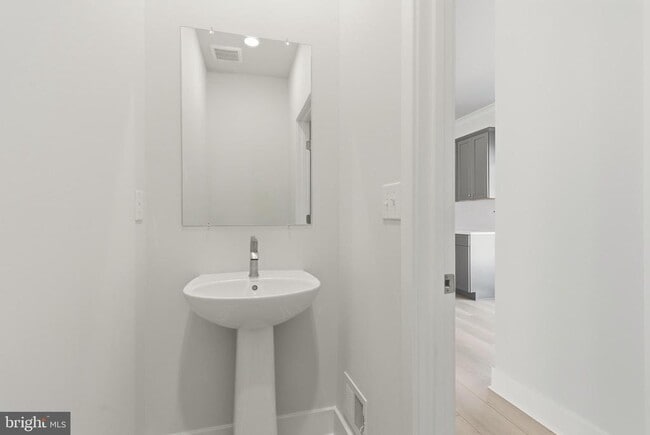 Building Photo - 1715 Water Xing Rd