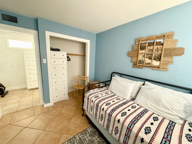 Building Photo - Charming Fully Furnished 2-Bed, 1-Bath Dup...