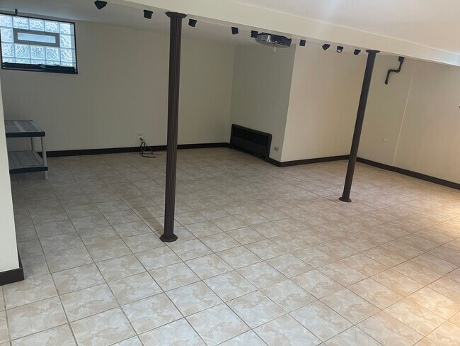 Building Photo - 1428 Fowler Ave