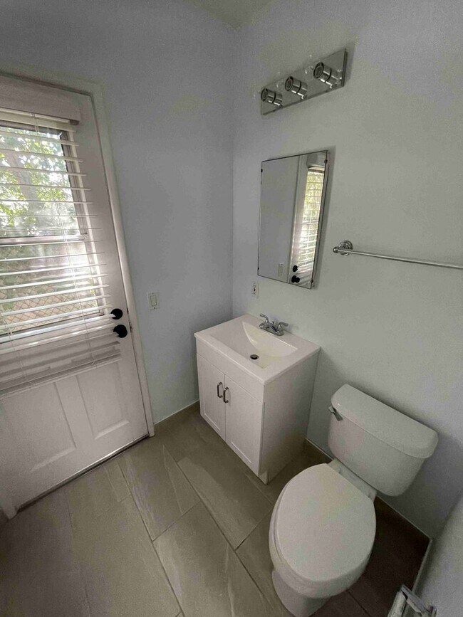 Building Photo - BEAUTIFUL FOUR BEDROOM TWO AND A HALF BATH HOME!