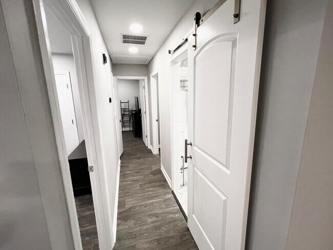 Building Photo - 5569 Pine Gate Dr