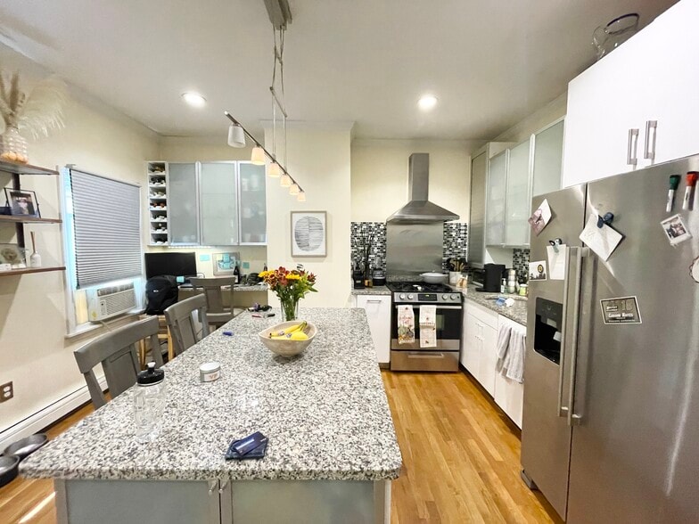 Building Photo - 170 Bolton St