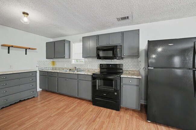 Building Photo - 3 Bed 2 Bath Home with Great Outdoor Space!