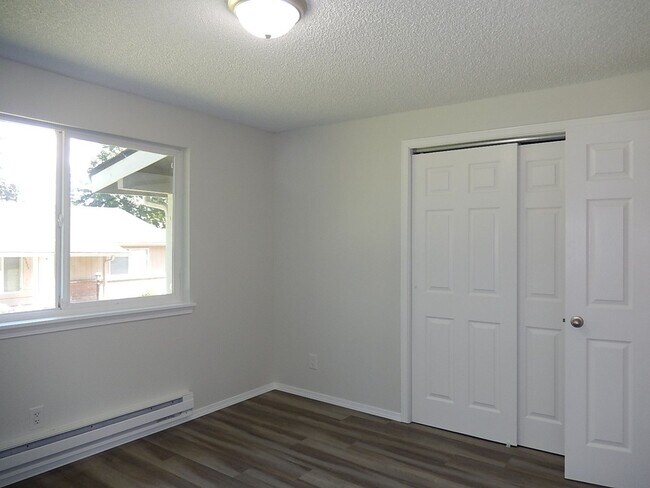 Building Photo - Federal way Duplex - 2 bedroom 1 bathroom ...