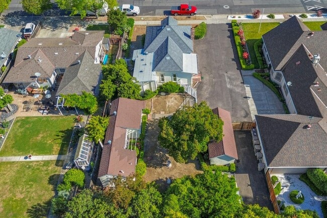 Building Photo - Pendegast House-ADU