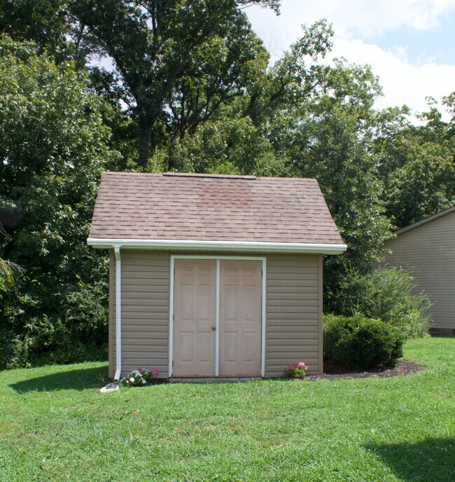 Building Photo - For Rent - Charming 3BR/2BA Home in Macken...