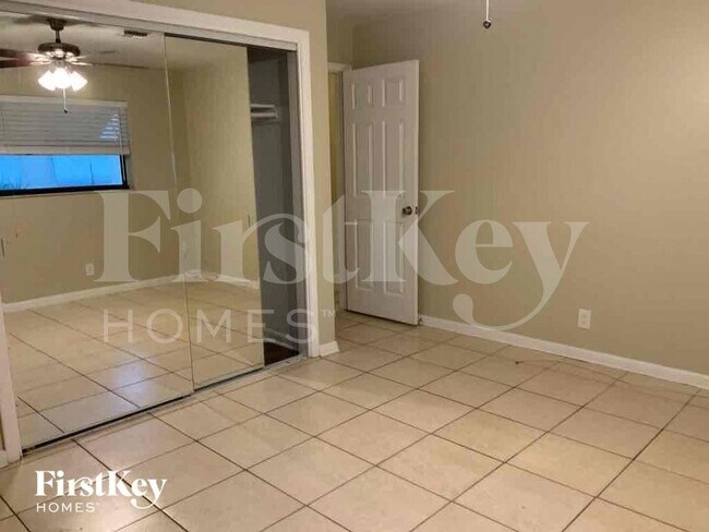Building Photo - 1302 Crest Dr