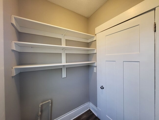 Building Photo - 2 Bedroom, 1 Bathroom Home!