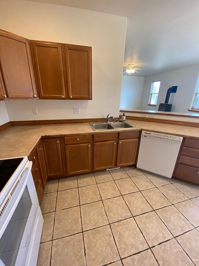 Building Photo - April Rent FREE - Triple Car Garage