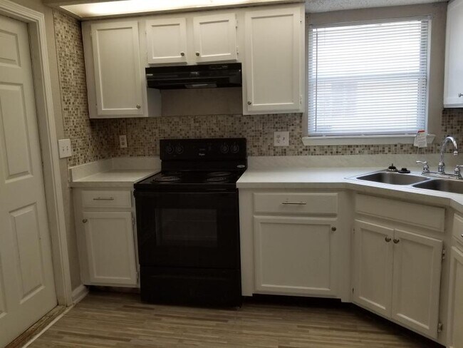 Building Photo - 3 bedroom in Jacksonville FL 32218