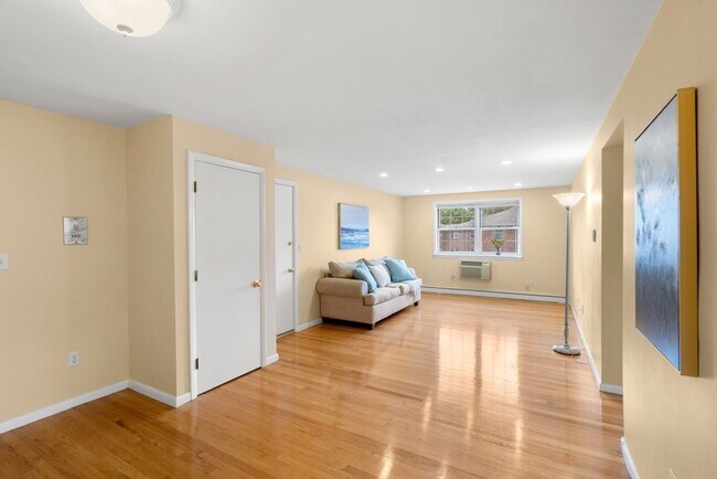 Building Photo - 12 Colonial Village Dr