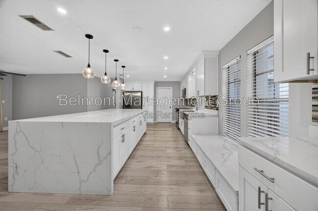 Building Photo - 7606 Waunatta Ct