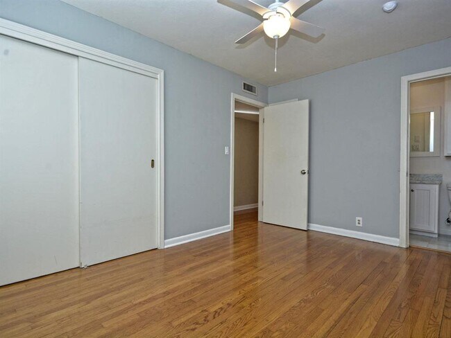 Building Photo - 2600 Twin Oaks Dr