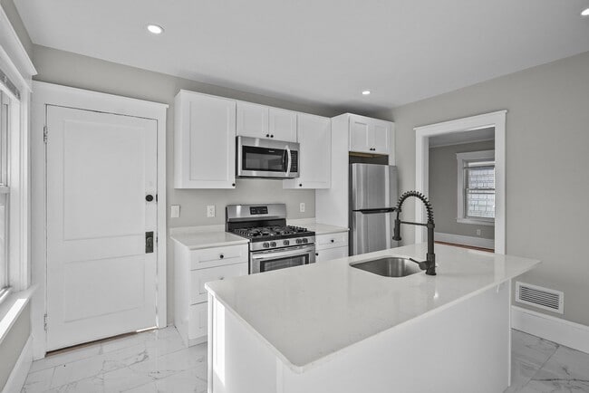 Building Photo - Completely Renovated 2 Bedroom in Elmhurst!
