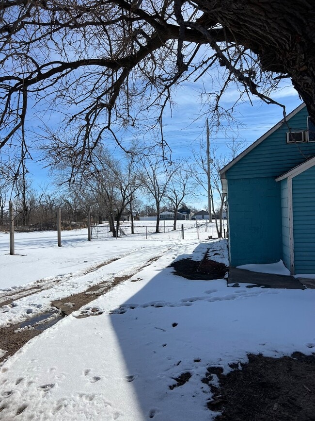 Building Photo - 501 E Ave G