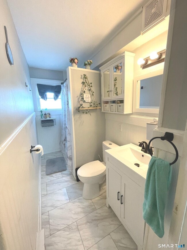 Building Photo - 194 School St