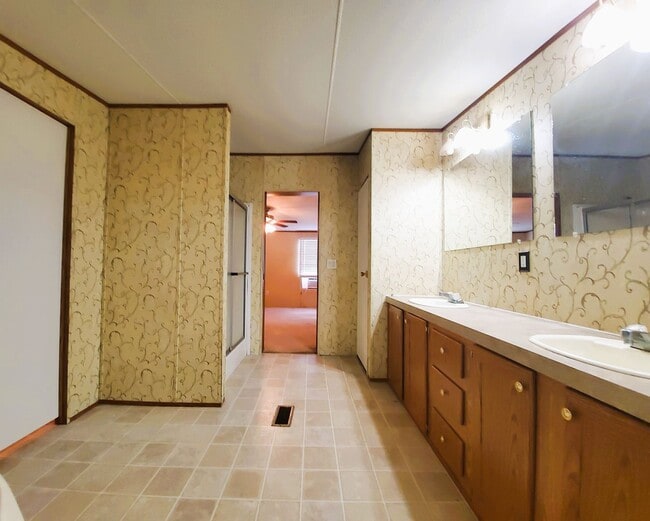 Building Photo - Spacious 4 bedroom with 3 FULL bathrooms nestled on 2 acres! MUST SEE!!!