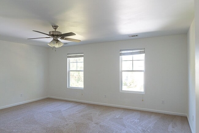 Building Photo - Four Bedroom in Shadow Moss