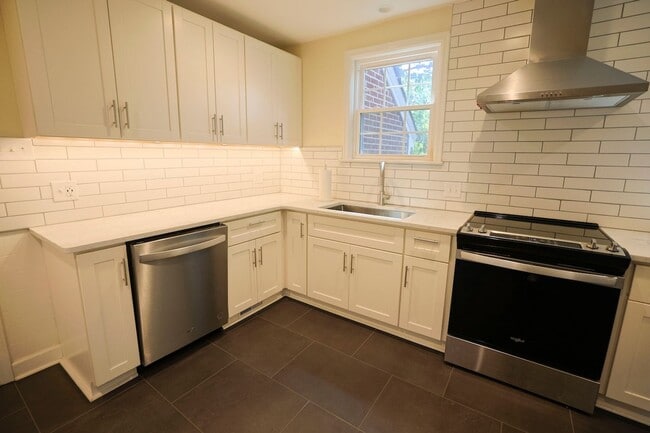 Building Photo - Beautiful 3BR/1.5BA Home in Newport News, VA - Move-in Ready!