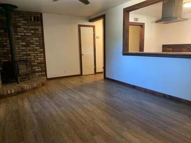 Building Photo - Adorable 3 bedroom home with pool and garden