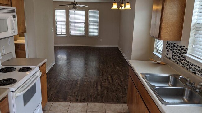 Building Photo - 114 Sendero Dr