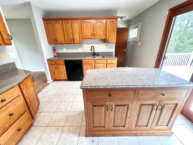 Building Photo - 3 Bed 2 Bath- Hopewell Township Pa!