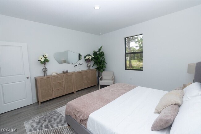 Building Photo - 1123 Deauville St E