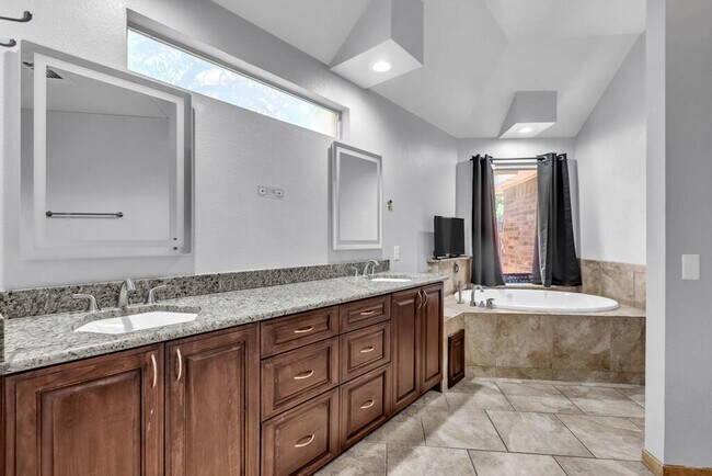 Building Photo - 6515 Amber Dr