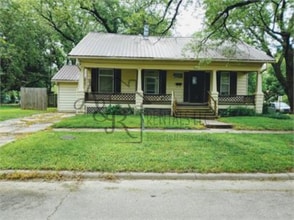 Building Photo - 711 N Chestnut St