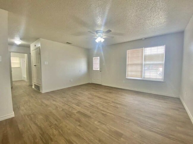 Building Photo - Updated house in East Lubbock