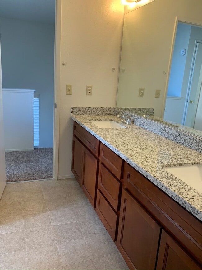 Building Photo - 2 bed 1.5 bath with a 2-car garage in Rocklin