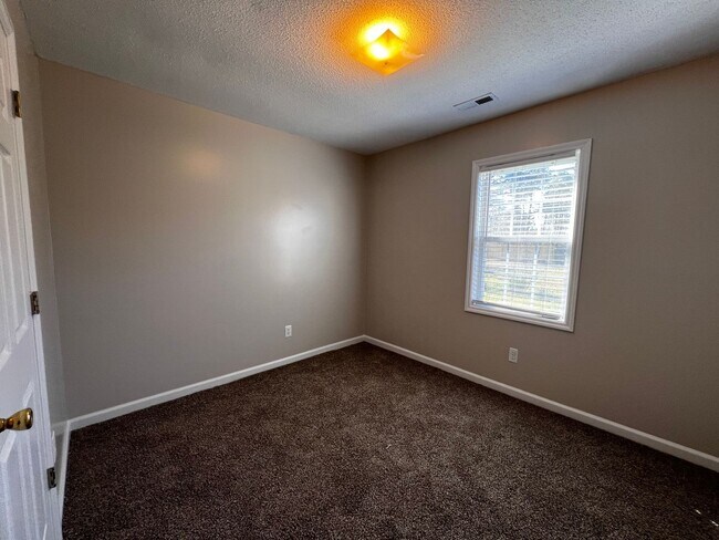 Building Photo - Lovely two bedroom two bath duplex in Hubert. NEW PAINT & NEW FLOORING THROUGHOUT. Just minutes t...