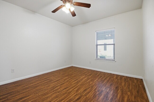 Building Photo - 302 W San Antonio St