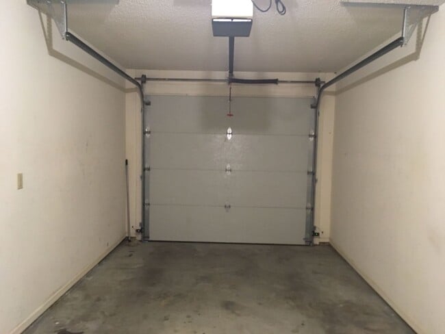 Building Photo - 404 Valley Dr