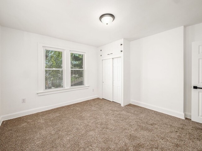 Building Photo - 1359 N 6th St