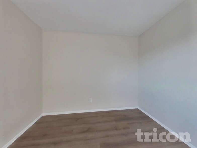 Building Photo - 863 Pike Dr