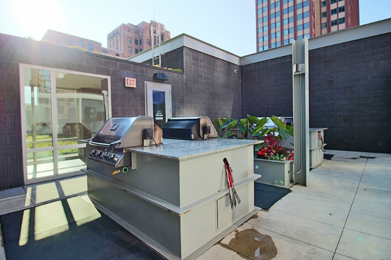 Building Photo - 794 N La Salle Dr