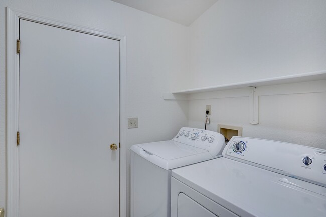 Building Photo - Beautiful, Clean 3Bdrm, 2ba home on East s...
