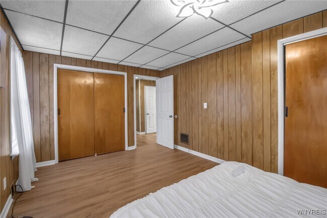 Building Photo - 990 Hertel Ave