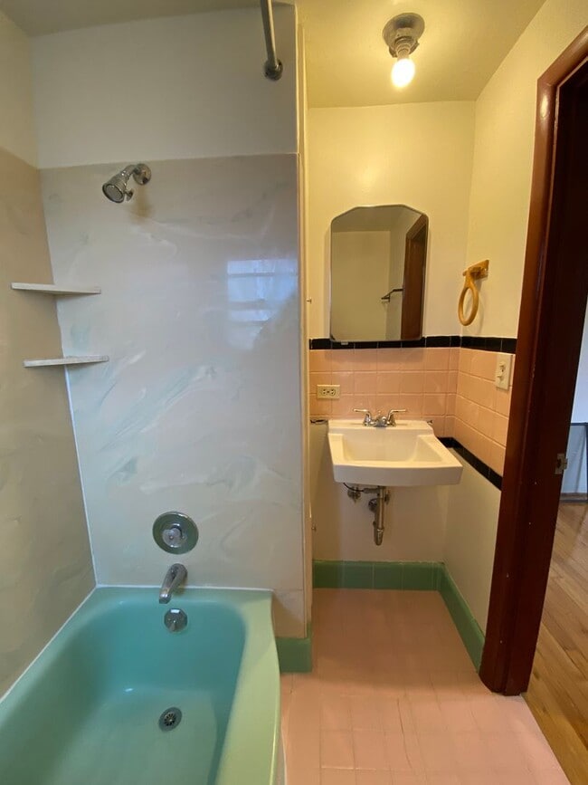 Building Photo - Spacious Upstairs 1 Bedroom/1 Bath Apartme...