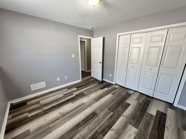 Building Photo - Spacious 3BR Duplex with Garage