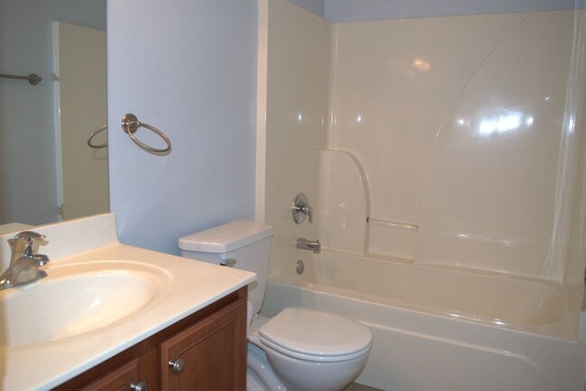 Building Photo - Large 2 Bed 2 Bath House With Lawncare Provided!