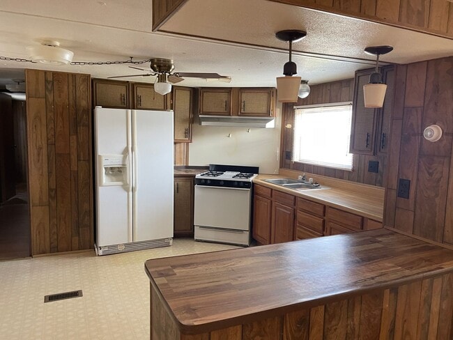 Building Photo - 2 bed 1 bath trailer house