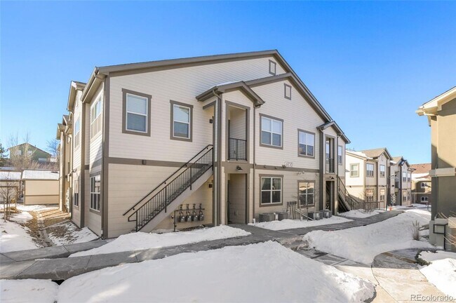 Building Photo - Like new gorgeous ground level Condo with Detached Garage and open floor plan.