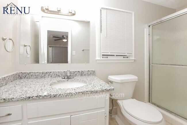 Building Photo - Now available 3 bedrooms 2 baths!