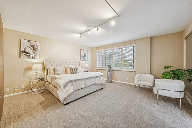 Building Photo - 49 Briar Hollow Ln