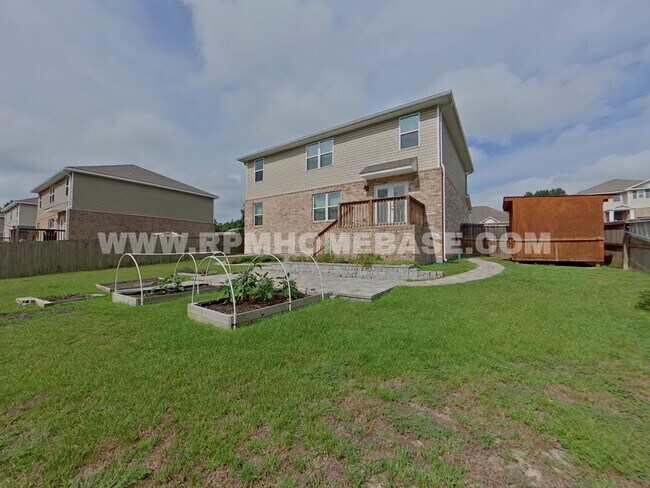 Building Photo - Spacious 5-Bedroom Home with Flexible Livi...