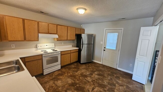 Building Photo - 2 BR 2.5 BA in Hunters Creek