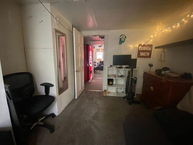 Building Photo - $625 | ROOMMATE WANTED | 7 Bedroom, 3 Bathroom House | Available for Immediate Move-In